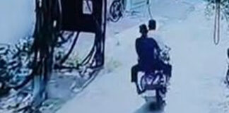 गैस सिलेंडर चोरी कर भागा स्कूटी सवार बदमाश Scooty-Riding Thief Flees After Stealing Gas Cylinder