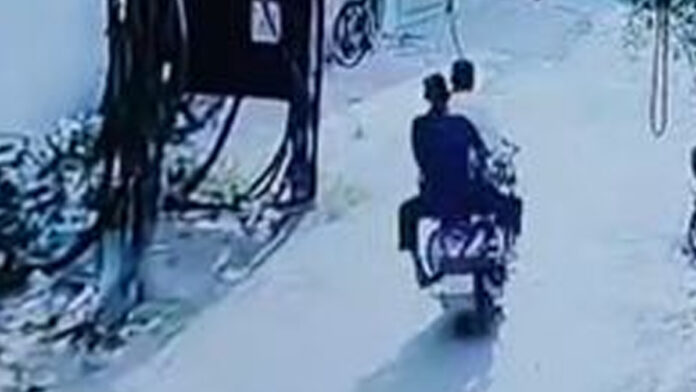 Scooty-Riding Thief Flees After Stealing Gas Cylinder Scooty-Riding Thief Flees After Stealing Gas Cylinder