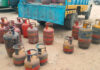 अवैध गैस रिफिलिंग पर कार्रवाई करते हुए किए 83 सिलेंडर व पिकअप जब्त Taking action against illegal gas refilling, 83 cylinders and a pickup truck were seized.