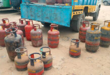 अवैध गैस रिफिलिंग पर कार्रवाई करते हुए किए 83 सिलेंडर व पिकअप जब्त Taking action against illegal gas refilling, 83 cylinders and a pickup truck were seized.
