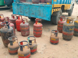 अवैध गैस रिफिलिंग पर कार्रवाई करते हुए किए 83 सिलेंडर व पिकअप जब्त Taking action against illegal gas refilling, 83 cylinders and a pickup truck were seized.