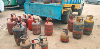 अवैध गैस रिफिलिंग पर कार्रवाई करते हुए किए 83 सिलेंडर व पिकअप जब्त Taking action against illegal gas refilling, 83 cylinders and a pickup truck were seized.