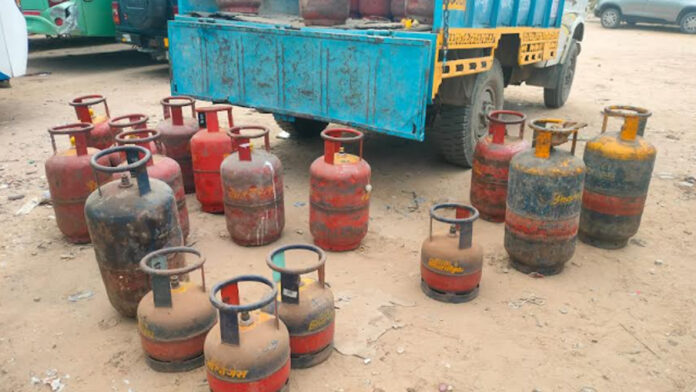Taking action against illegal gas refilling, 83 cylinders and a pickup truck were seized.