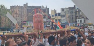 गैस किल्लत और बढ़ती कीमतों के खिलाफ कांग्रेस का अनोखा प्रदर्शन