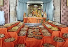 रामनवमी पर ठाकुरजी को धारण कराई नवीन केसरिया पोशाक