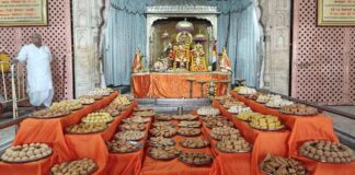 रामनवमी पर ठाकुरजी को धारण कराई नवीन केसरिया पोशाक
