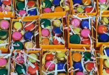 जयपुर के मणिहारों का रास्ता में सजे गुलाल गोटा Gulal Gota decorated in the path of jewelers of Jaipur