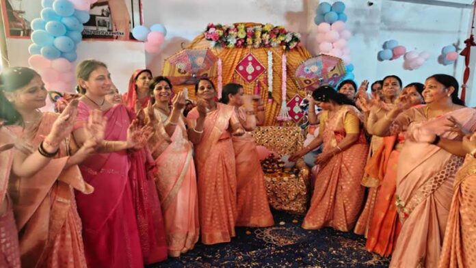 Jhula Mahotsav was organised in many temples of Chhoti Kashi.