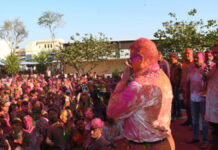 ड्यूटी के बाद रंगों में रंगी खाकी: जवानों संग झूमे डीजीपी राजीव कुमार शर्मा Khaki painted in colours after duty: DGP Rajiv Kumar Sharma danced with the soldiers