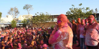 ड्यूटी के बाद रंगों में रंगी खाकी: जवानों संग झूमे डीजीपी राजीव कुमार शर्मा Khaki painted in colours after duty: DGP Rajiv Kumar Sharma danced with the soldiers