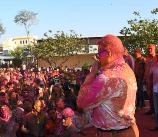 ड्यूटी के बाद रंगों में रंगी खाकी: जवानों संग झूमे डीजीपी राजीव कुमार शर्मा Khaki painted in colours after duty: DGP Rajiv Kumar Sharma danced with the soldiers