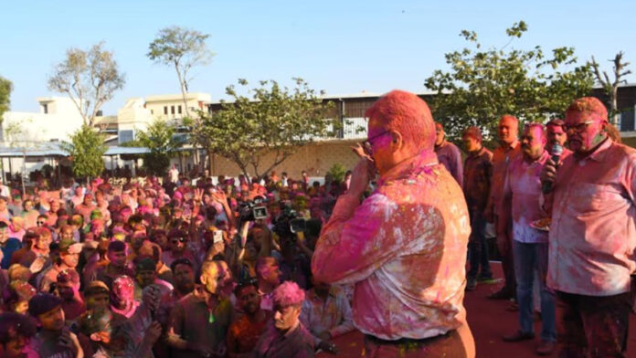 Khaki painted in colours after duty: DGP Rajiv Kumar Sharma danced with the soldiers Khaki painted in colours after duty: DGP Rajiv Kumar Sharma danced with the soldiers