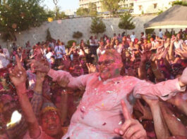 पुलिस के जवानों ने खेली होली: डीजीपी से लेकर सिपाही तक सब एक रंग में रंगें