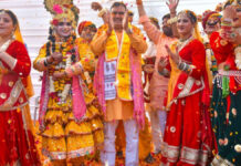 मुख्यमंत्री ने कार्यकर्ताओं के साथ खेली फूलों की होली: सुरक्षित एवं पर्यावरण अनुकूल होली का दिया संदेश