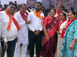 भगवान झूलेलालजी की आरती कर प्रसादी बांटी