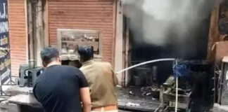 कचौड़ी की दुकान में भीषण आग: समय रहते बड़ा हादसा टला Massive fire at Kachori shop: Major tragedy averted in time