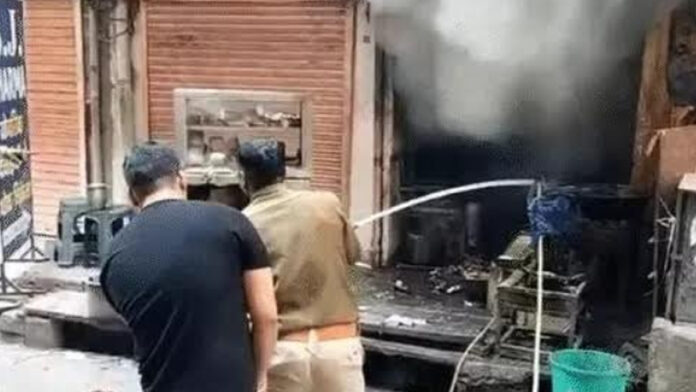 Massive fire at Kachori shop: Major tragedy averted in time