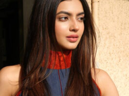 गोल्डन लाइट में दमकी काशिका कपूर की नैचुरल ब्यूटी