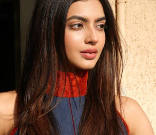 गोल्डन लाइट में दमकी काशिका कपूर की नैचुरल ब्यूटी