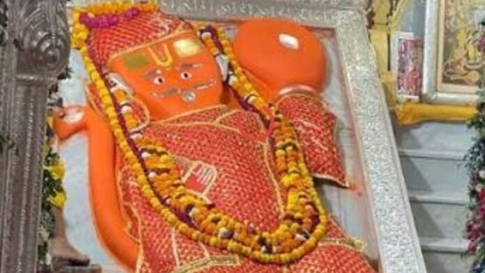 In the Hanuman temple of Khola, the messenger of Rama, Hanuman was wooed with Phalguna hymns.