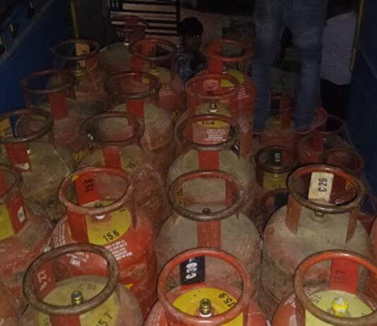 एलपीजी कालाबाजारी पर बड़ा एक्शन: 118 सिलेंडर सहित वाहन व उपकरण जब्त Major Crackdown on LPG Black Marketing