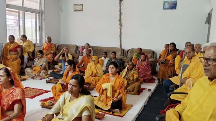 146 relatives chanted 2.5 lakh Gayatri Mantras