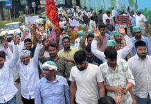 संविदा नर्सेज कर्मियों ने दौसा से जयपुर पदयात्रा के बाद मंत्री डॉ. किरोड़ी लाल मीणा के निवास पर दिया धरना Contract nurses staged a sit-in at the residence of Minister Dr. Kirodi Lal Meena following a foot march from Dausa to Jaipur.