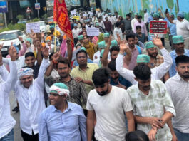 संविदा नर्सेज कर्मियों ने दौसा से जयपुर पदयात्रा के बाद मंत्री डॉ. किरोड़ी लाल मीणा के निवास पर दिया धरना Contract nurses staged a sit-in at the residence of Minister Dr. Kirodi Lal Meena following a foot march from Dausa to Jaipur.