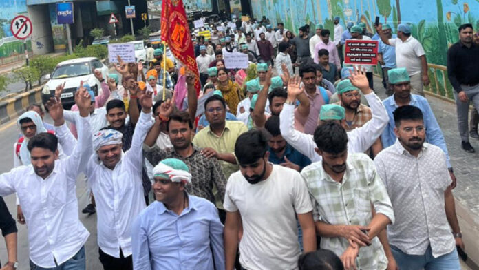 Contract nurses staged a sit-in at the residence of Minister Dr. Kirodi Lal Meena following a foot march from Dausa to Jaipur. Contract nurses staged a sit-in at the residence of Minister Dr. Kirodi Lal Meena following a foot march from Dausa to Jaipur.