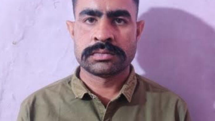 A criminal carrying a reward of Rs 10,000, who cheated in the name of providing jobs, was arrested.