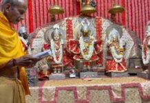 मंदिर श्री रामचंद्र जी में नव संवत्सर के दिन श्री ठाकुर जी को सुनाया पंचांग Panchang recited to Shri Thakur Ji on the day of Nav Samvatsar at Temple Shri Ramchandra Ji