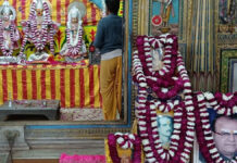श्री प्रेमभाया मंडल समिति व विरेंद्र शर्मा चैरिटेबल मेमोरियल ट्रस्ट के तत्वावधान में भक्तों ने खेली फूलों की होली Devotees played Holi with flowers