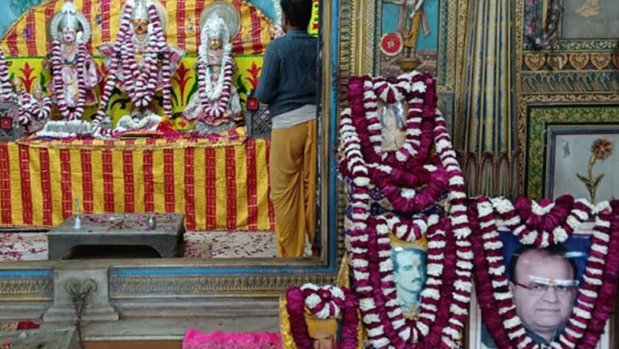 Devotees played Holi with flowers Devotees played Holi with flowers