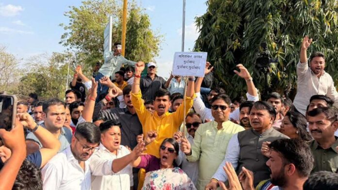 Jaipur BJP burnt a statue at Gandhi Circle on the statement of Congress leader Mani Shankar Iyer Jaipur BJP burnt a statue at Gandhi Circle on the statement of Congress leader Mani Shankar Iyer