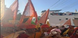 महिलाओं ने हाथ में तलवार थाम निकाली रैली Women took out a rally holding swords in their hands