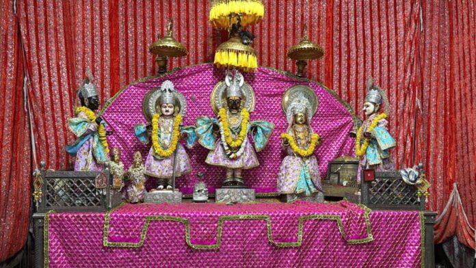 The atmosphere echoed with bhajans in the grand congratulatory celebration at Thikana temple on Ram Janmotsav