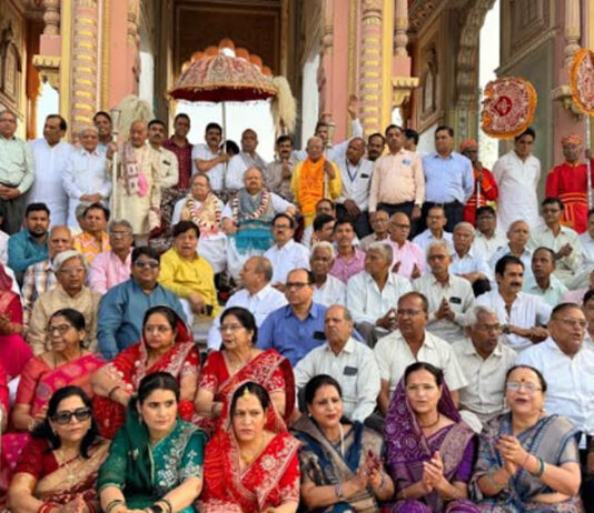 फागोत्सव में फूलों और गुलाल से सराबोर हुए श्रद्धालु