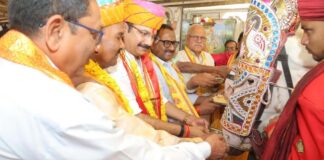 गोविंद देवजी मंदिर से आठों दिशाओं के लिए आठ सजे धजे अश्व किए रवाना Eight decorated horses set off from Govind Devji Temple for eight directions