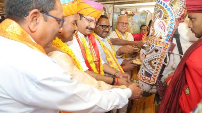 Eight decorated horses set off from Govind Devji Temple for eight directions