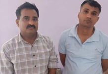 थानाधिकारी सहित दो पुलिसकर्मी आठ लाख की रिश्वत लेते गिरफ्तार Two police personnel, including the Station House Officer, arrested for accepting a bribe of ₹8 lakh.