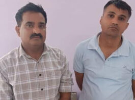 थानाधिकारी सहित दो पुलिसकर्मी आठ लाख की रिश्वत लेते गिरफ्तार Two police personnel, including the Station House Officer, arrested for accepting a bribe of ₹8 lakh.