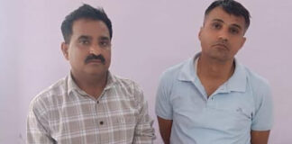 थानाधिकारी सहित दो पुलिसकर्मी आठ लाख की रिश्वत लेते गिरफ्तार Two police personnel, including the Station House Officer, arrested for accepting a bribe of ₹8 lakh.