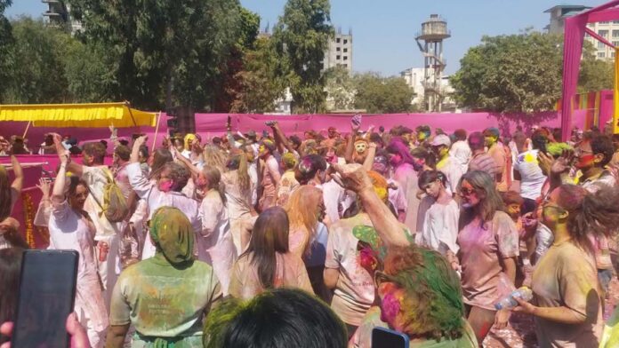 Foreign tourists painted in Rajasthani colours Foreign tourists painted in Rajasthani colours