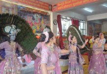 श्री राधा कृष्ण मंदिर में रंग-रंगीला फागोत्सव में श्रद्धालुओं ने फूलों की होली खेली Devotees played Holi with flowers during the colourful Fagotsav at Shri Radha Krishna Temple.