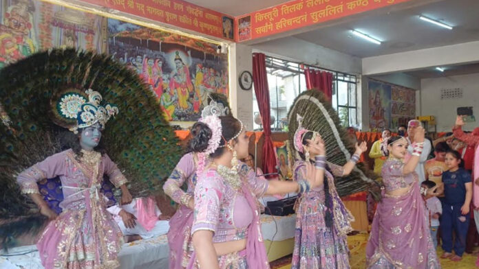 Devotees played Holi with flowers during the colourful Fagotsav at Shri Radha Krishna Temple. Devotees played Holi with flowers during the colourful Fagotsav at Shri Radha Krishna Temple.