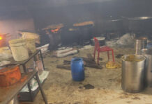 गंदगी के बीच बन रहा था खाना: खाद्य सुरक्षा टीम ने होटल पर मारा छापा