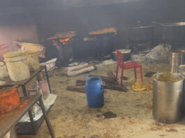 गंदगी के बीच बन रहा था खाना: खाद्य सुरक्षा टीम ने होटल पर मारा छापा