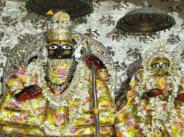 ठाकुर श्री सीताराम जी महाराज को धारण करवाई नवीन पोशाक Thakur Shri Sitaram Ji Maharaj was adorned with a new outfit.