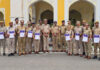 पुलिस कमिश्नर ने ग्यारह पुलिस अधिकारियों एवं कर्मियों को किया डीजीपी डिस्क एवं प्रमाण पत्र से सम्मानित The Police Commissioner honored eleven police officers and personnel with the DGP Disc and Certificates.