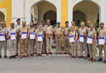 पुलिस कमिश्नर ने ग्यारह पुलिस अधिकारियों एवं कर्मियों को किया डीजीपी डिस्क एवं प्रमाण पत्र से सम्मानित The Police Commissioner honored eleven police officers and personnel with the DGP Disc and Certificates.